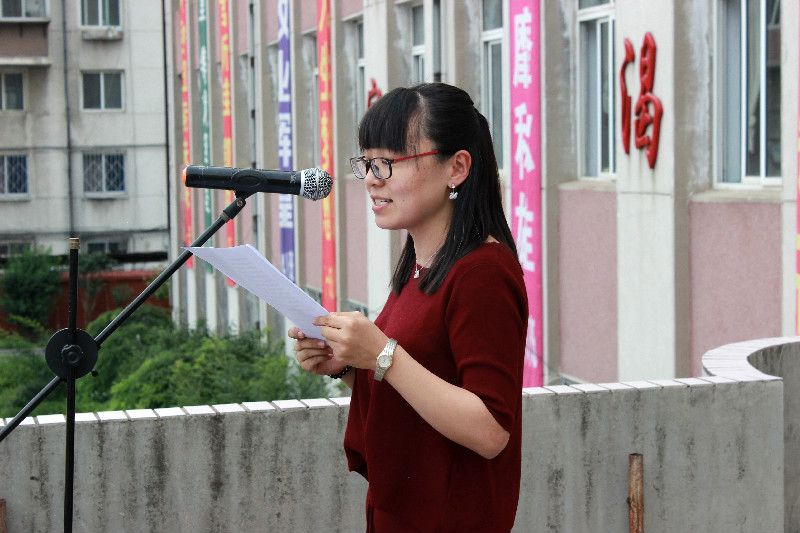 教务处主任张起晶做高考总结讲话.jpg